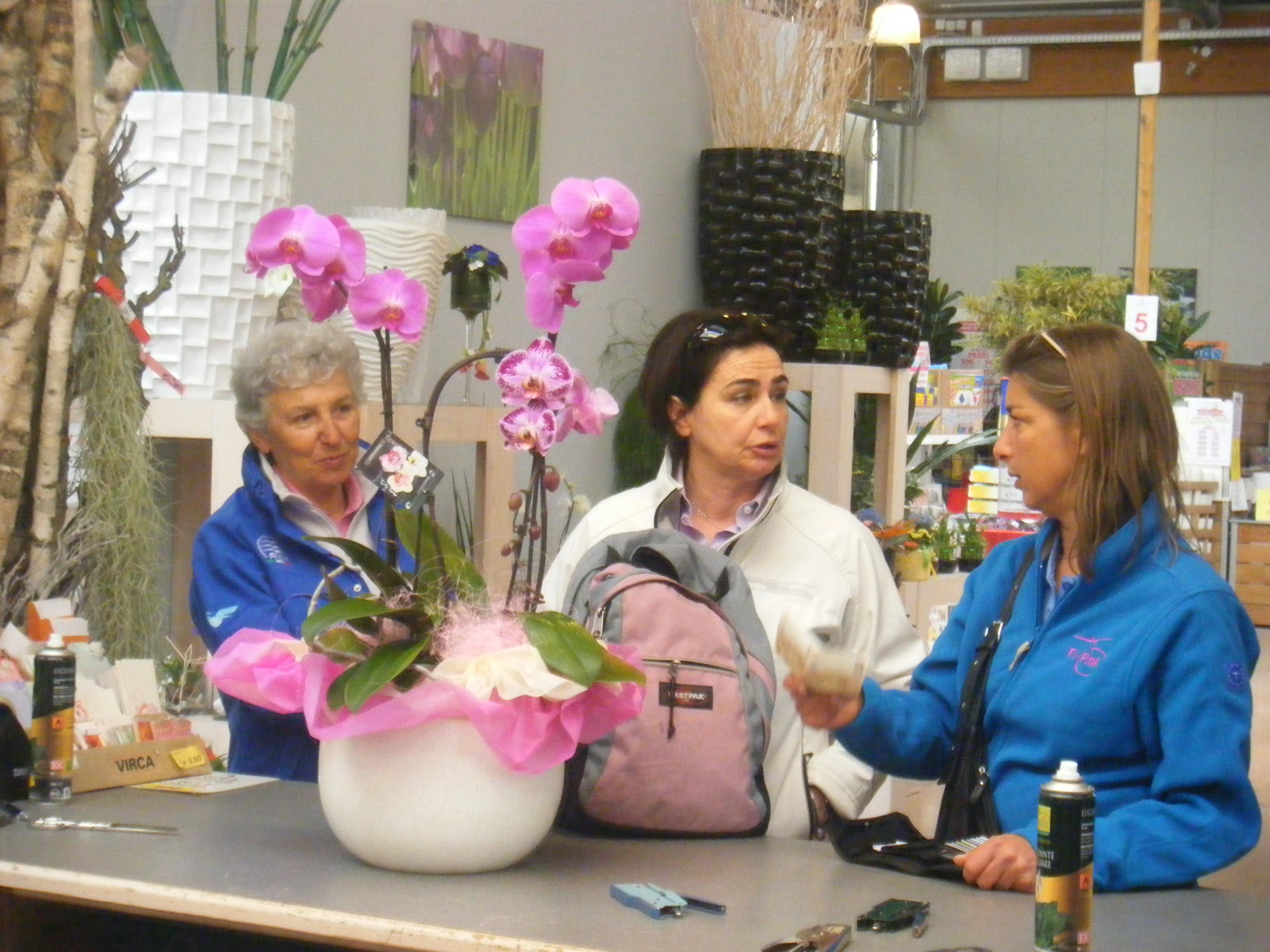 Laura, Patrizia e Francesca preparano i fiori per Margot